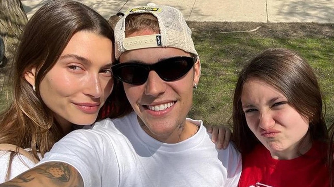 Justin Bieber e suas duas irmãs